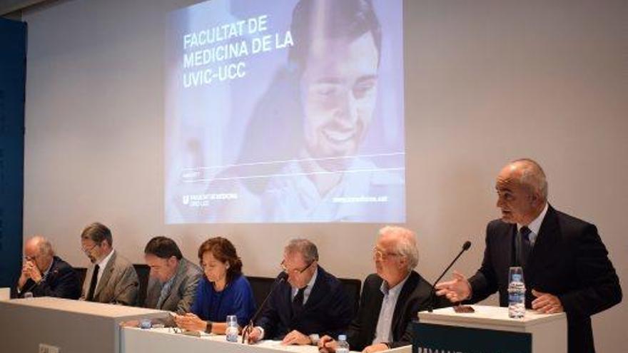 D&#039;esquerra a dreta, Pujol, Montaña, Junyent, Erra, Arimany, Soler i Martínez parlant