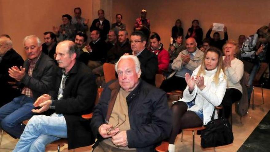 Algunos de los asistentes que fueron identificados el lunes al entrar en el pleno de Vilagarcía.  // Iñaki Abella