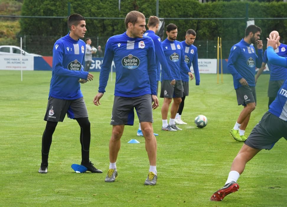 El entrenador deportivista recupera a Gaku y Lampropoulos, que regresaron de la concentración con sus selecicones. Koné ya se entrenó con el grupo.