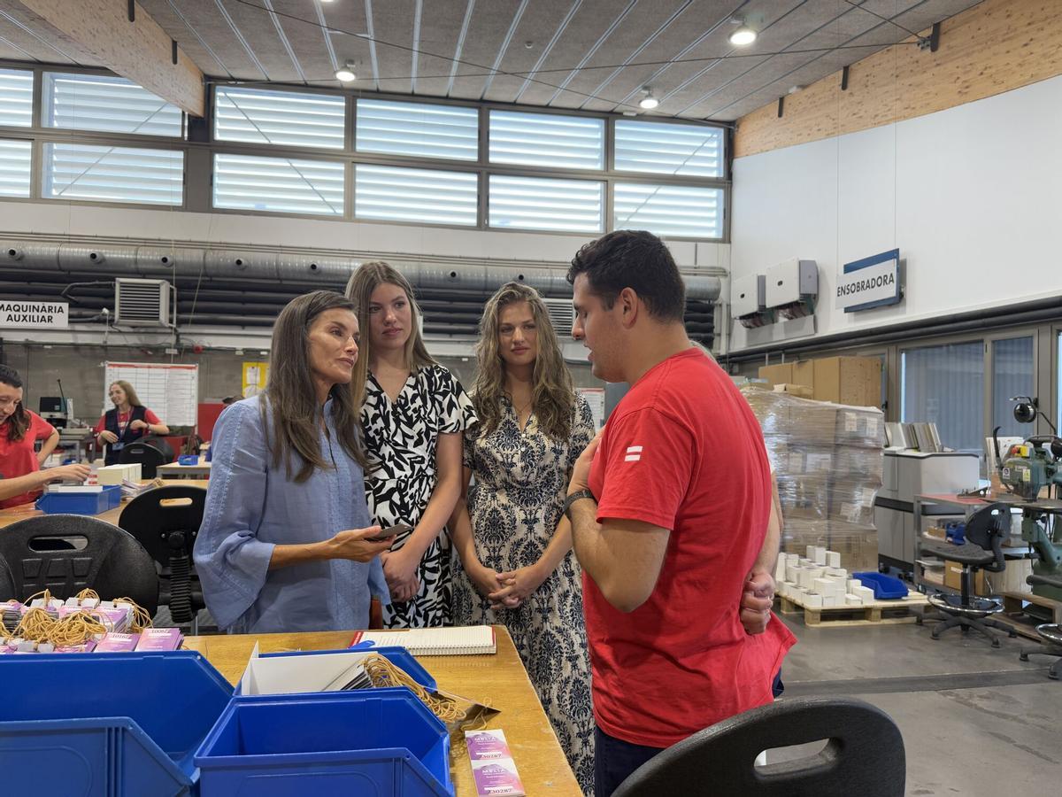 La Reina Letizia, la Princesa Leonor y la Infanta Sofía visitan por sorpresa la Casa Esment La Reina Letizia, la Princesa Leonor y la Infanta Sofía visitan por sorpresa la Casa Esment