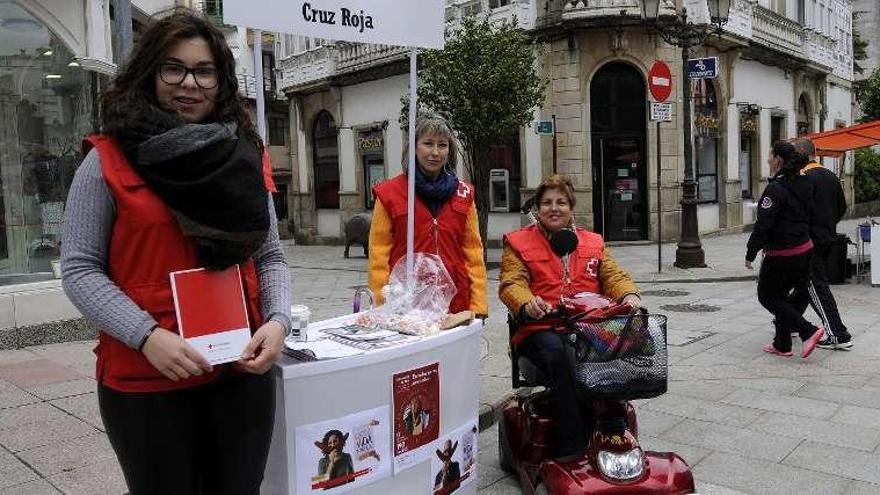 Voluntarias de Cruz Roja, ayer, en Lalín. // Bernabé/Javier Lalín