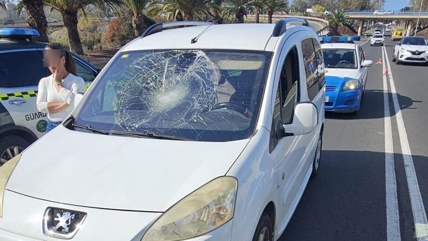 El helicóptero del SUC evacúa a un ciclista atropellado en Arguineguín, en Gran Canaria