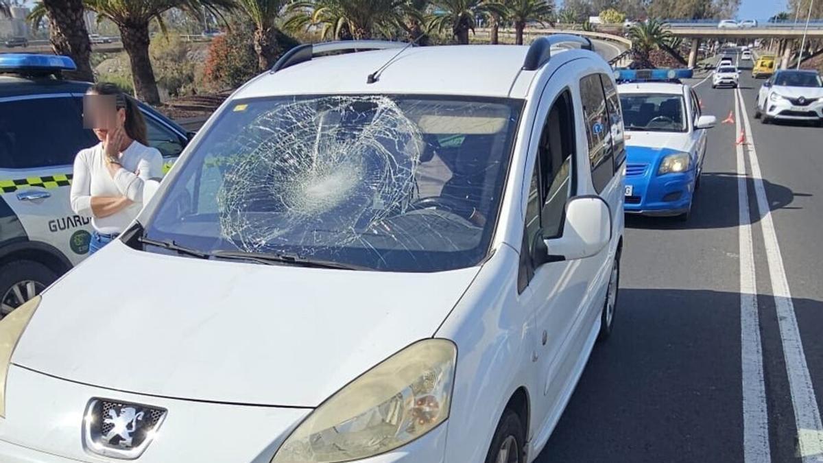 El helicóptero del SUC evacúa a un ciclista atropellado en Arguineguín, en Gran Canaria