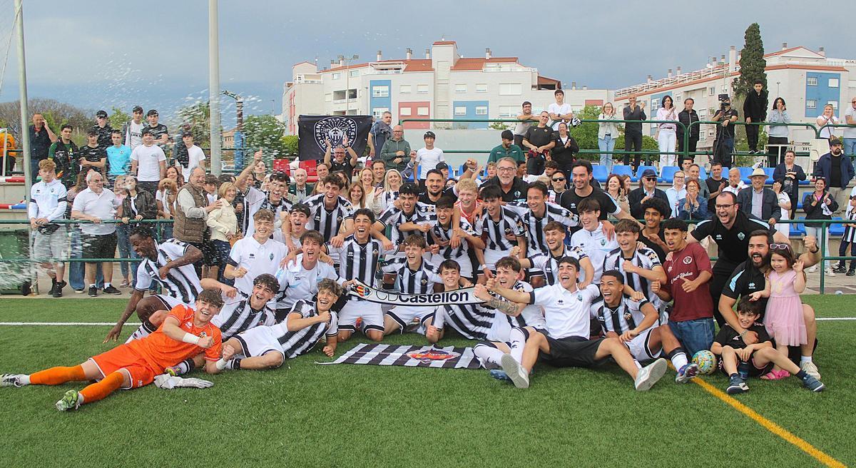 Celebración entre jugadores, cuerpo técnico y los familiares del equipo.