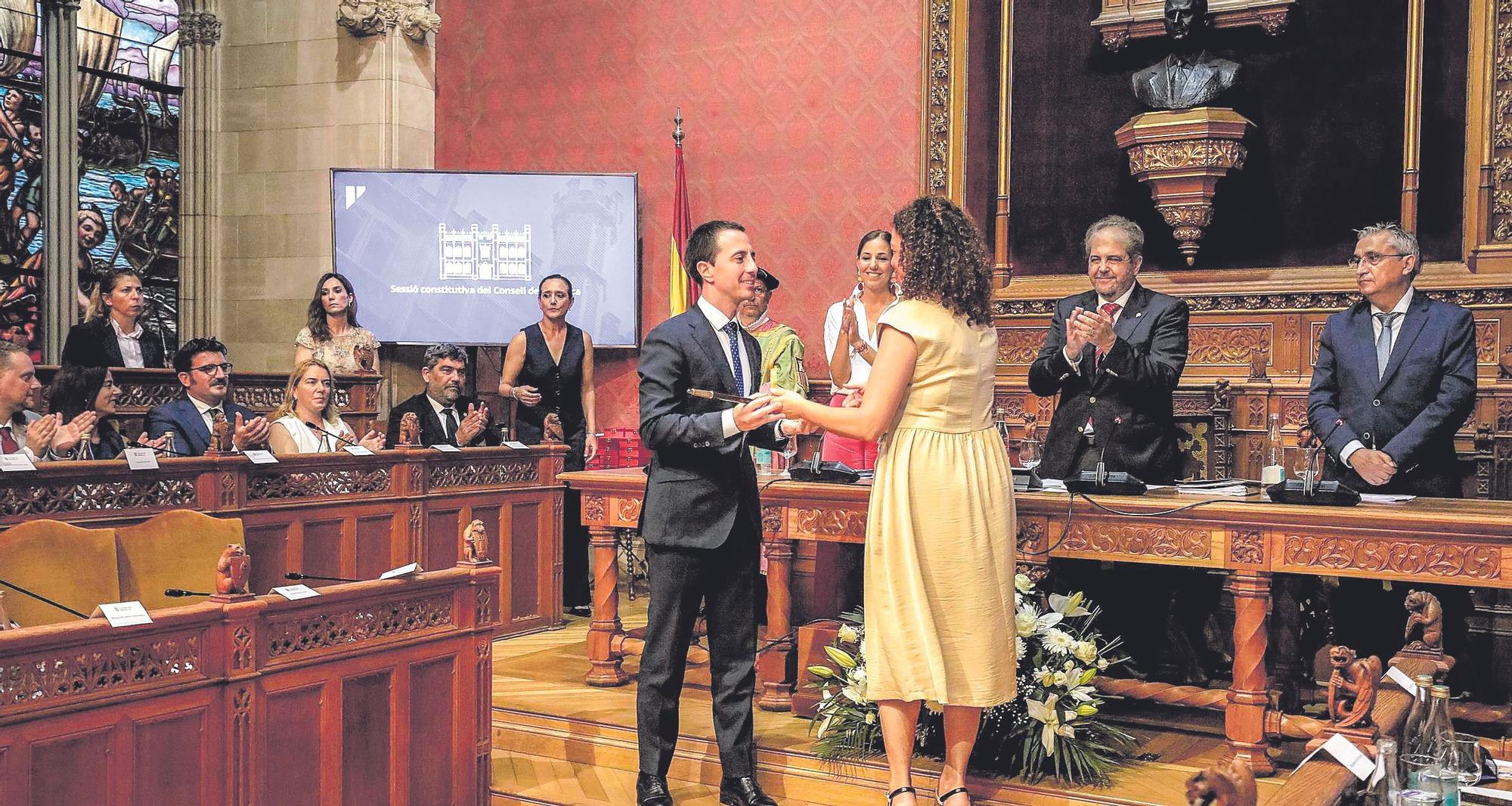 Llorenç Galmés recibe el testigo de Catalina Cladera, hasta ahora presidenta del Consell.