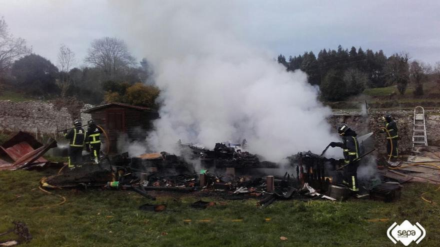 El fuego calcina por completo una casa en Llanes