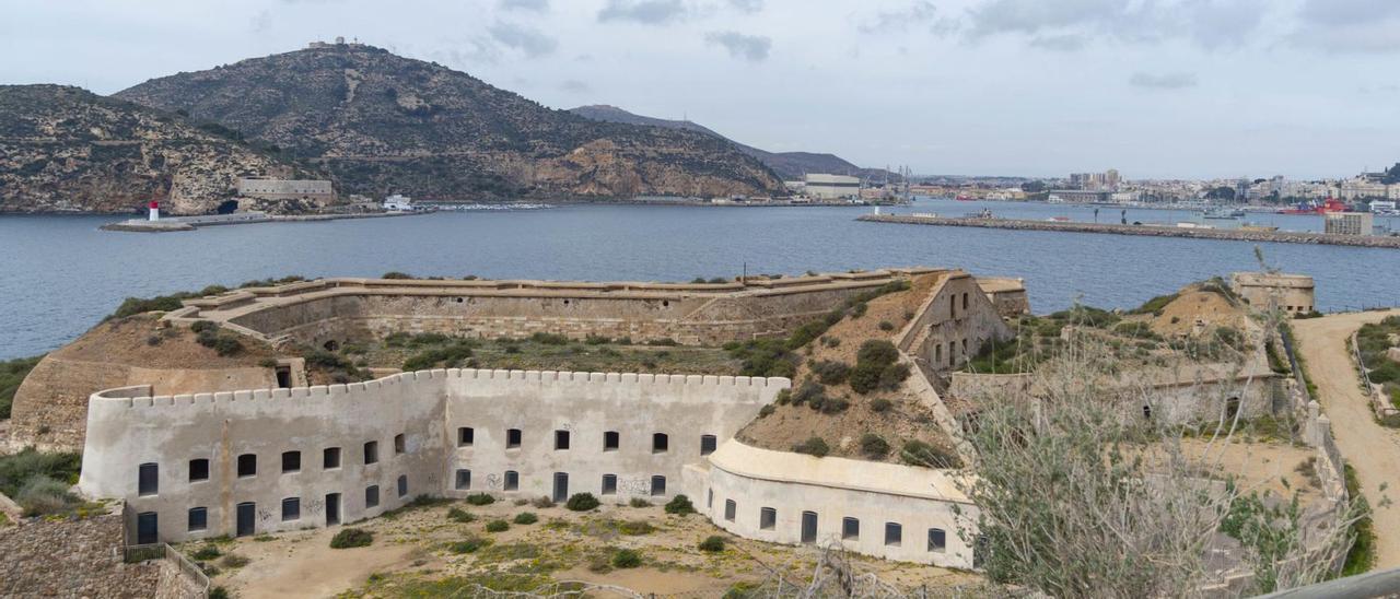 Batería de Santa Ana, al lado de Cala Cortina, una de las fortificaciones militares afectadas por la corrección del deslinde. | IVÁN URQUÍZAR