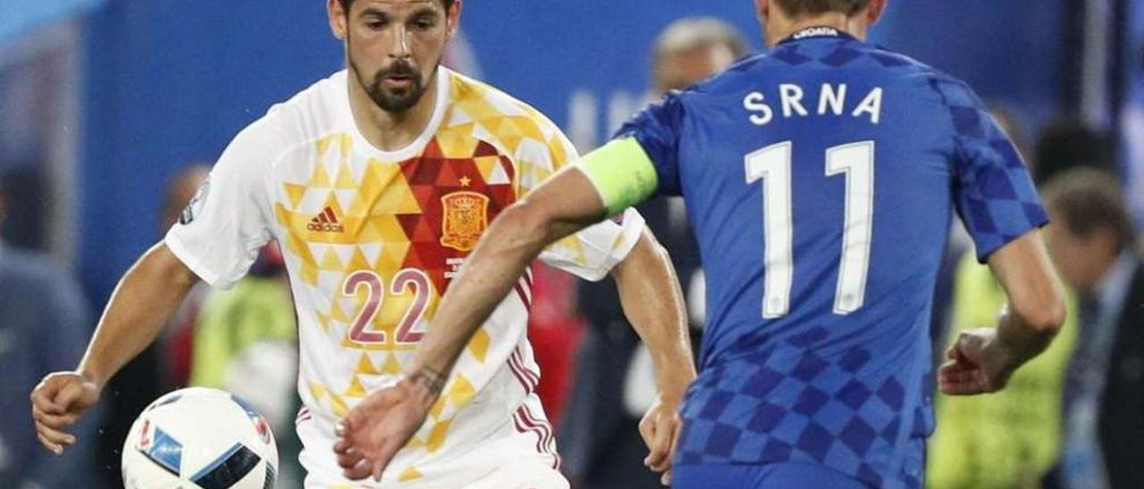Nolito encara a Srna, el capitán de la selección croata, durante el último partido de la Roja en la Eurocopa de Francia. // Efe