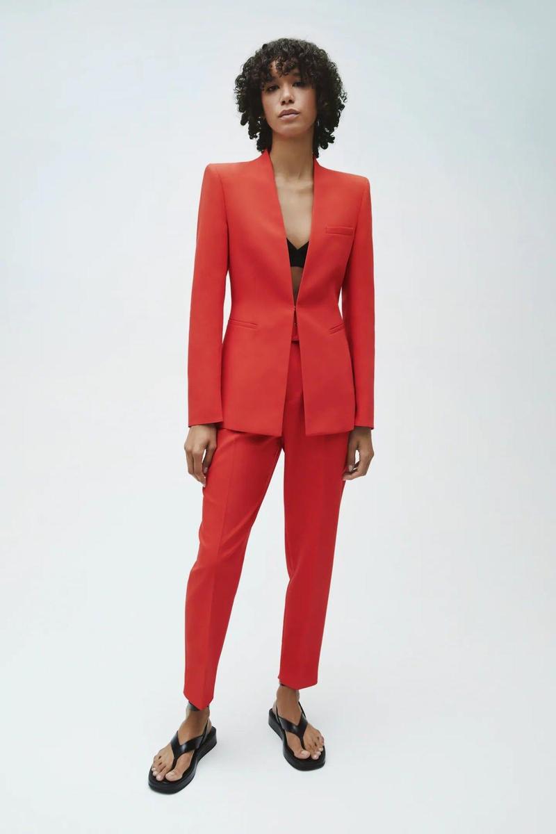 Traje de chaqueta rojo sin solapas, de Zara (desde 39,95 euros)