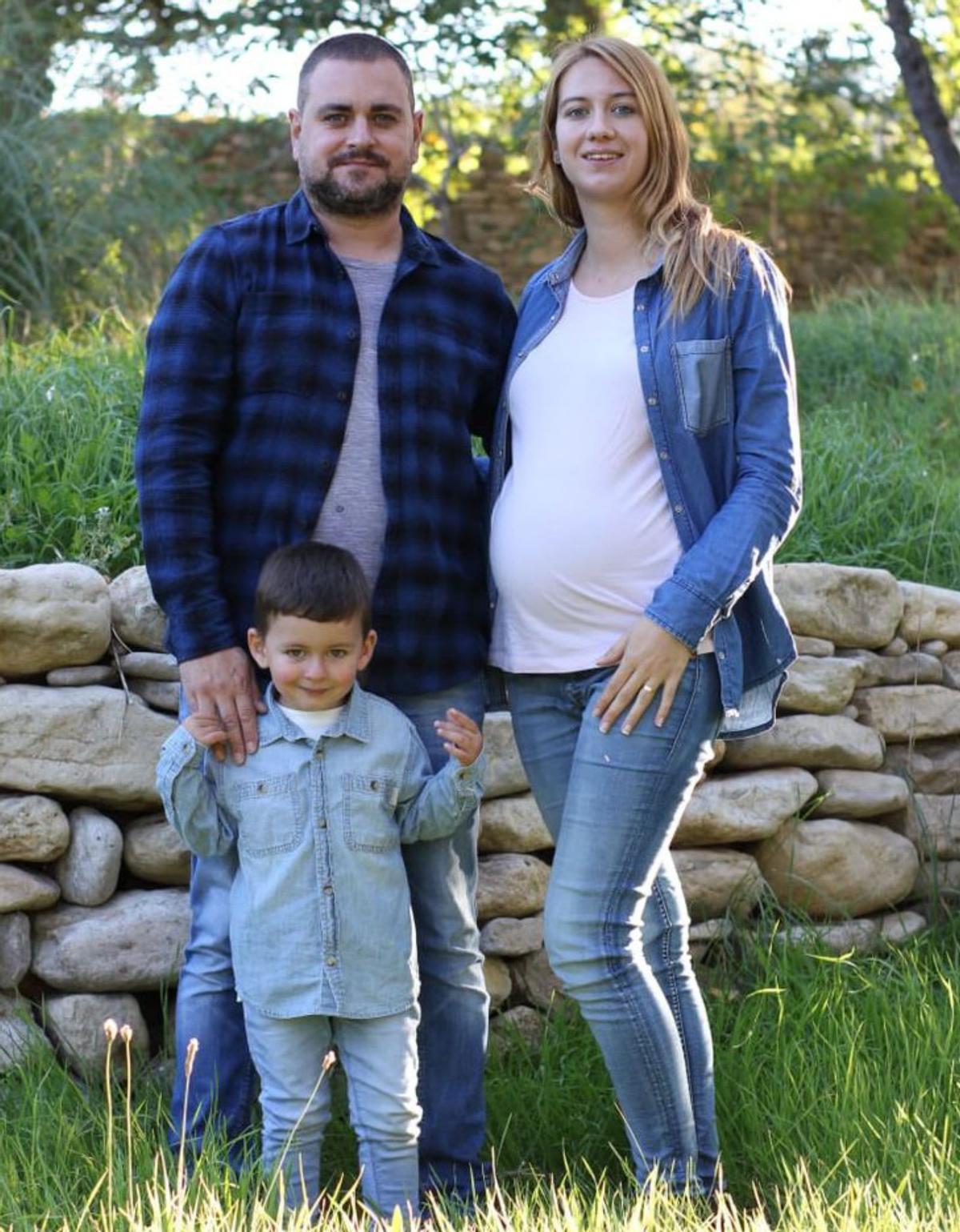 Jordi Ortí posa junto a su hijo Xavi y su mujer Lidón, embarazada.