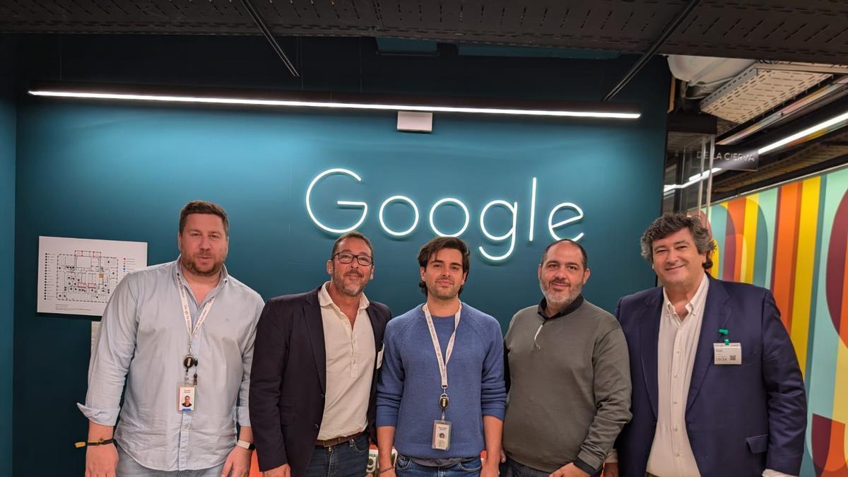 Trébol ha logrado ser partner de Google para formación. En la imagen, de izquierda a derecha, Gonzalo Romero, dierctor de Google Educación en España; Jaime Gómez, director general de EIM Consultores, empresa de Trébol; Miguel Ángel Albertos, manager de partenariados de Google en España; David Vidal, director de innovación de EIM Consultores, y Manuel Portero, socio y director general de todo el Grupo Trébol.