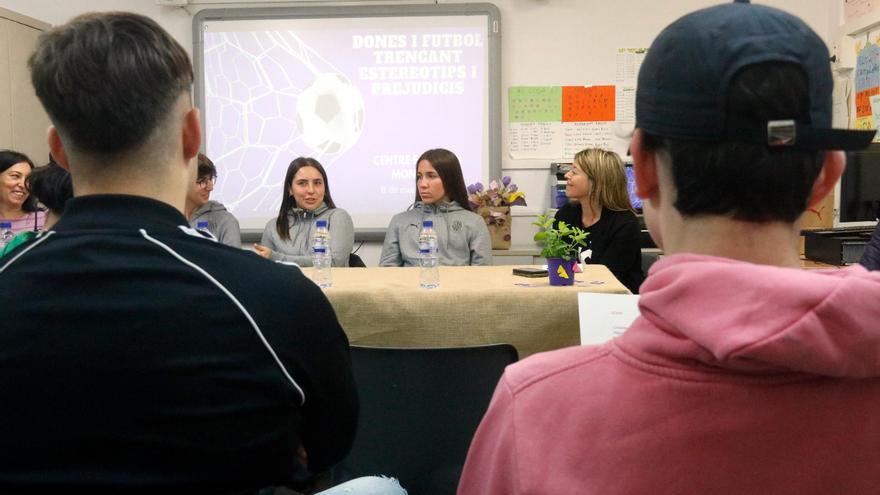 8-M al centre de justícia juvenil de Montilivi: trencant estereotips de gènere amb les futbolistes del Girona FC