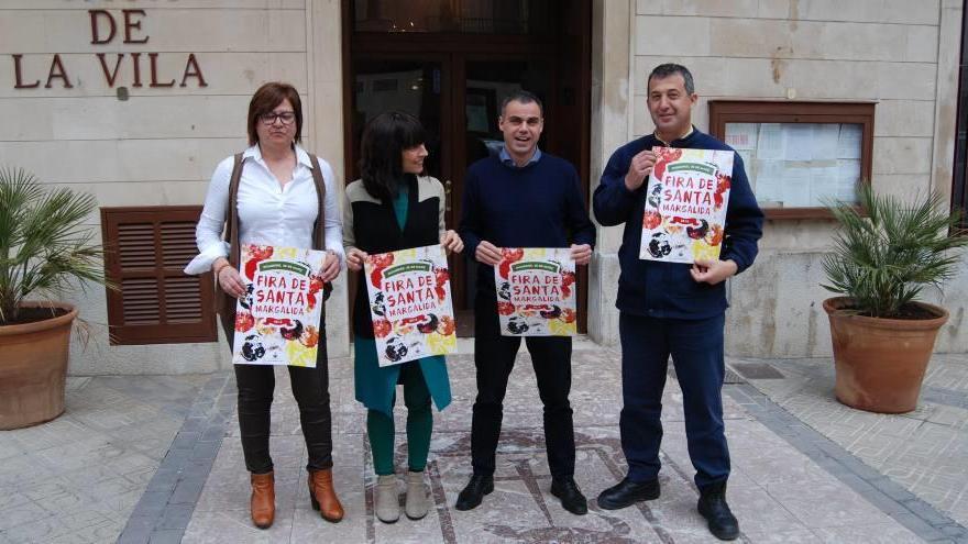 El alcalde y varios concejales han presentado el cartel de la feria.