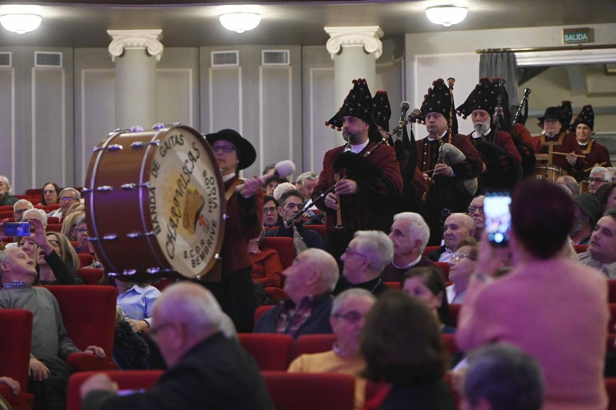 Entrada de la banda de gaitas en el Teatro García Barbón para el XXV concierto de Marinetea