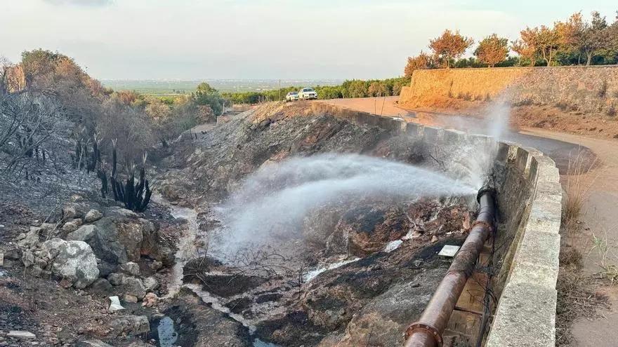 Las altas temperaturas alcanzadas en el incendio provocan reventones en las canalizaciones de riego de la Vilavella
