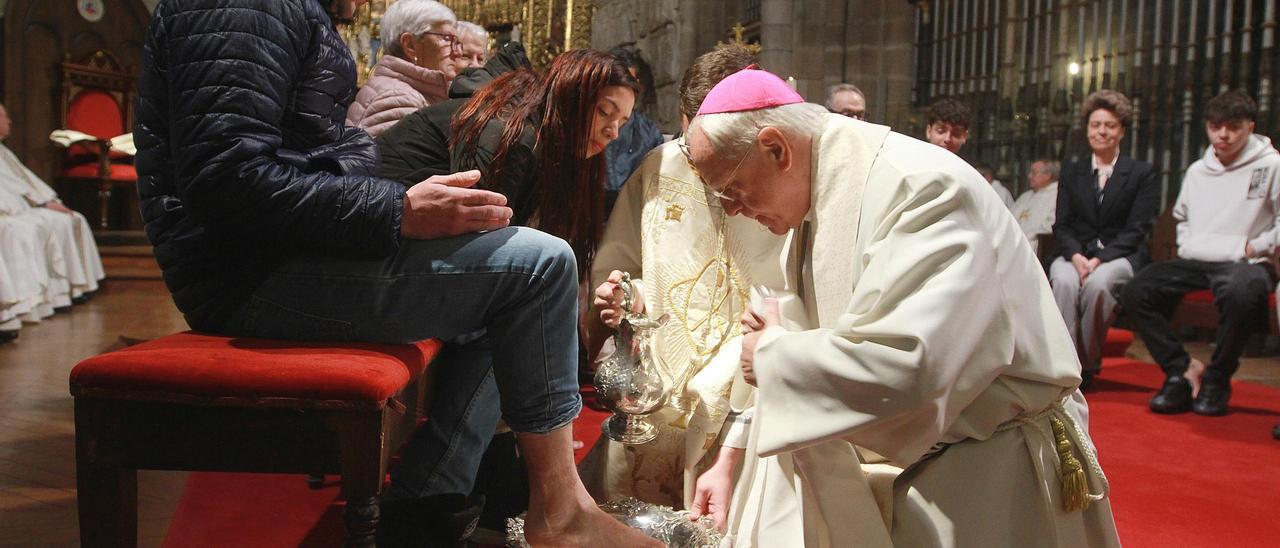 El lavatorio de pies del Jueves Santo llena la Catedral