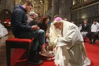 El lavatorio de pies del Jueves Santo llena la Catedral