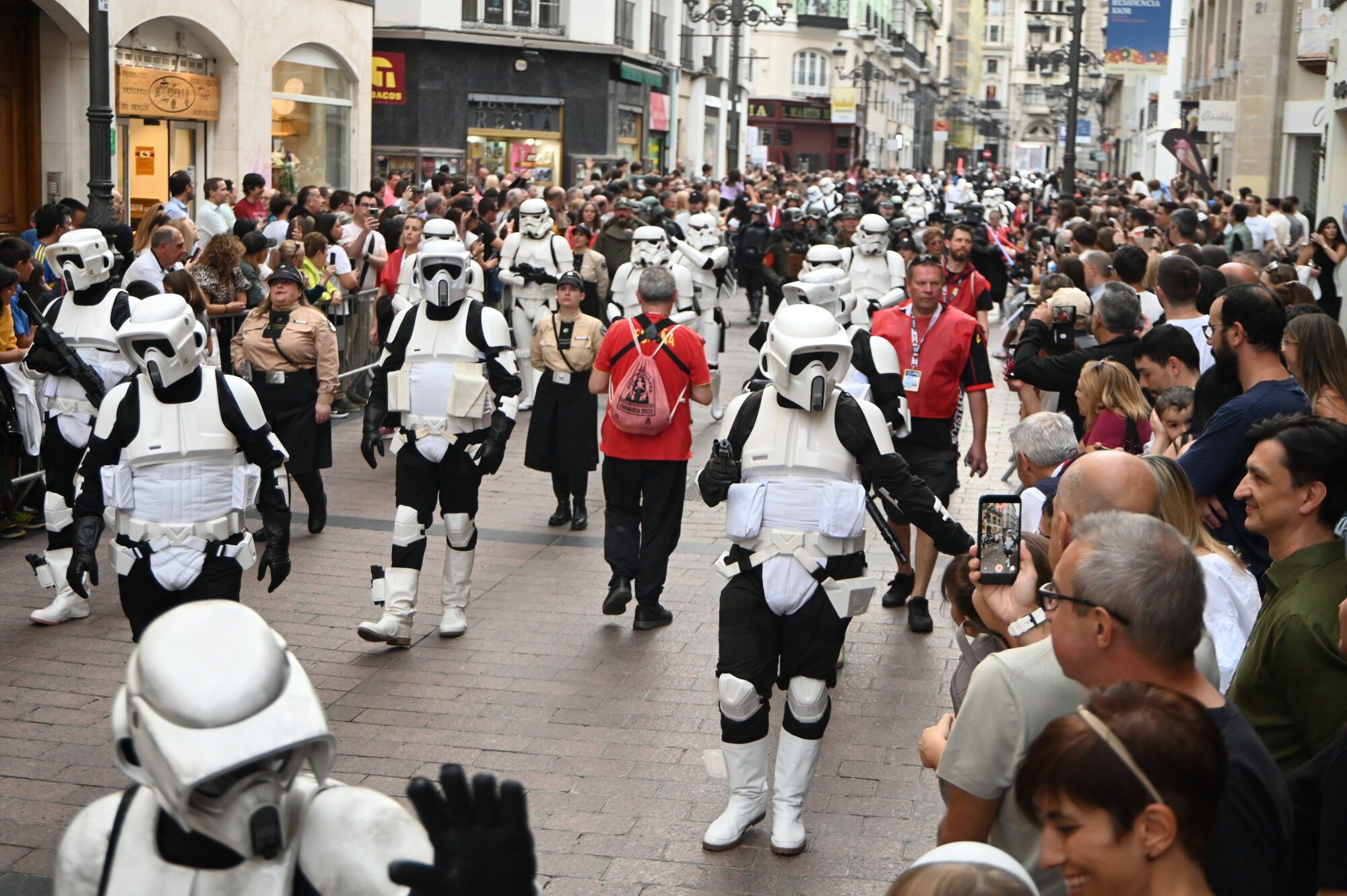 En imágenes | El desfile de Star Wars acerca la fuerza al público de Zaragoza