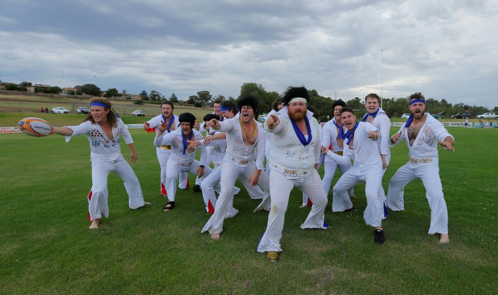 Un equipo de rugby amateur hace una 'haka' antes de un partido en un festival anual dedicado a Elvis en el pueblo de Parkes, en Australia.