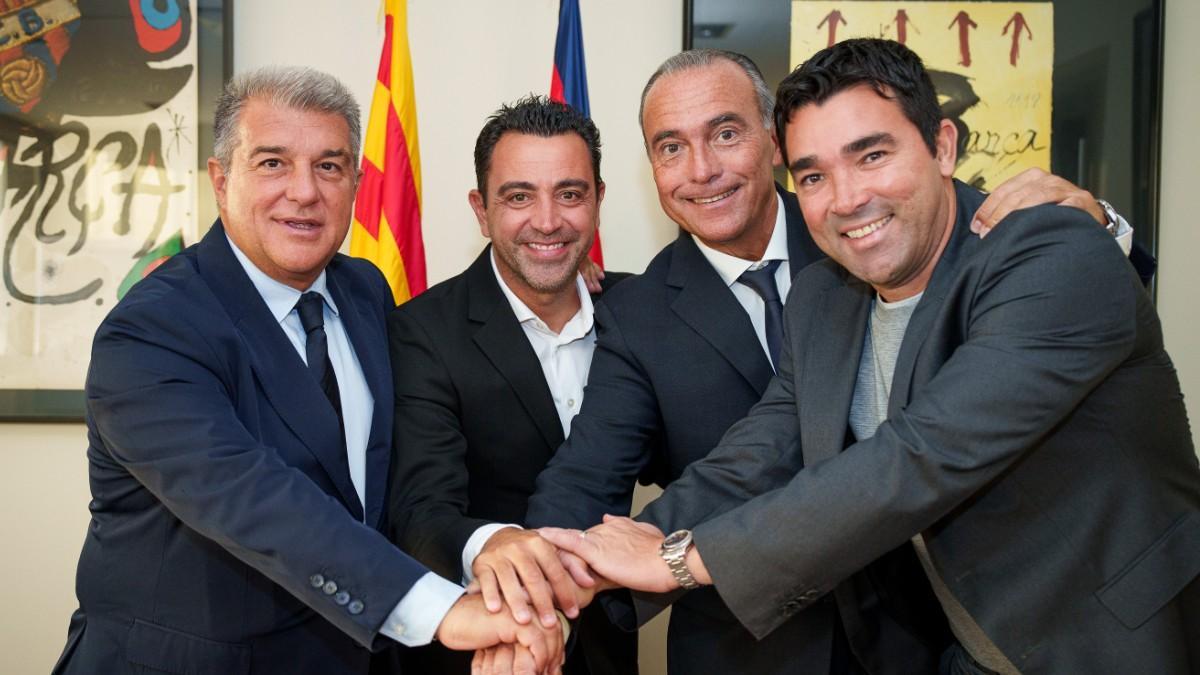 Xavi, junto a Laporta, Deco y Yuste