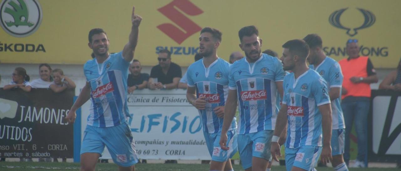 Asiel celebra un gol en La Isla de Coria en evidente mal estado