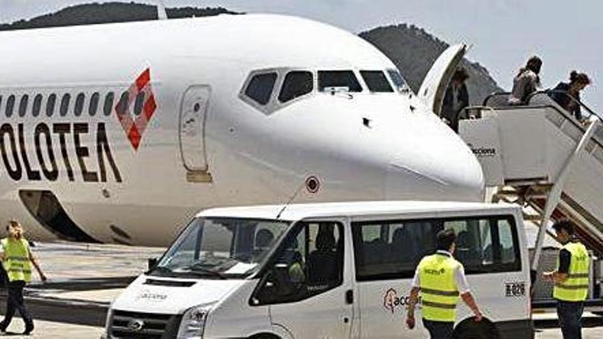 Imagen de un avión de Volotea en la pista del aeropuerto de Ibiza.