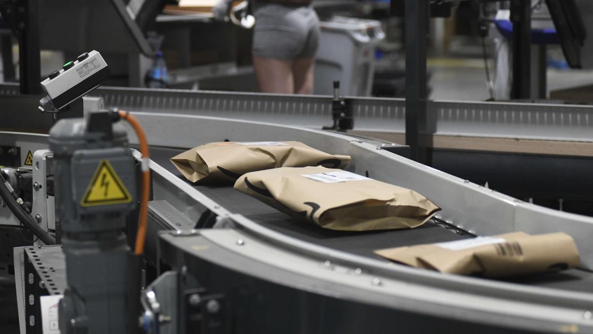 Pedidos empaquetados en el centro logístico de Amazon en Corvera y listos para ser llevados a los clientes.