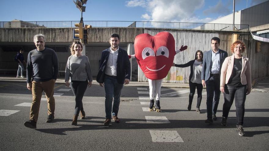 D&#039;esquerra a dreta, Domènec Haro (equip projecte Healthy communities Fundació SHE), Luisa Aliste (regidora de Salut de Cardona), Oriol Ribalta (alcalde de Sallent), la mascota Càrdio, Anna Badia (Coordinadora local d&#039;implementació Fundació SHE), Ferran Estruch (alcalde de Cardona) i Sílvia Tardà (regidora de Salut de Sallent)