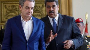 CAR301. CARACAS (VENEZUELA), 18/05/2018.- El expresidente del Gobierno español José Luis Rodríguez Zapatero (i) se reúne con el presidente venezolano, Nicolás Maduro (d), hoy viernes, 18 de mayo de 2018, en Caracas (Venezuela). Luis Rodríguez Zapatero dijo que desea que las elecciones presidenciales que se celebrarán en Venezuela este domingo en las que participará como observador, se desarrollen de manera pacífica y con todas las garantías. EFE/Cristian Hernández