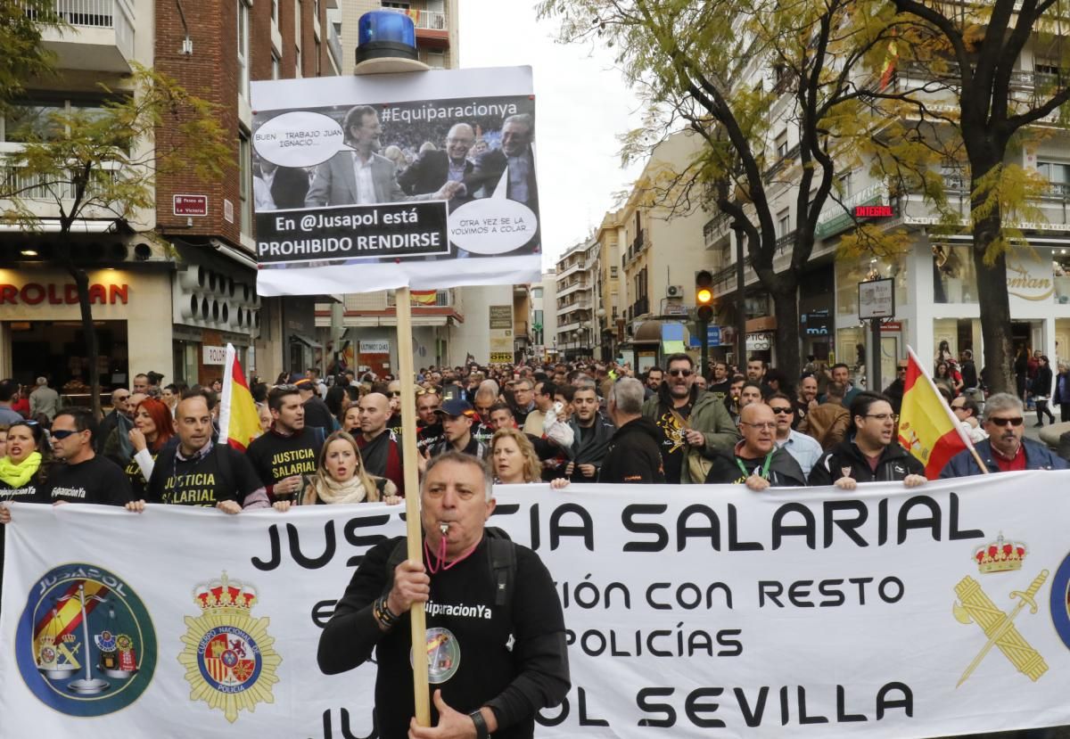 Miles de policías y guardias civiles se manifiestan por la equiparación salarial