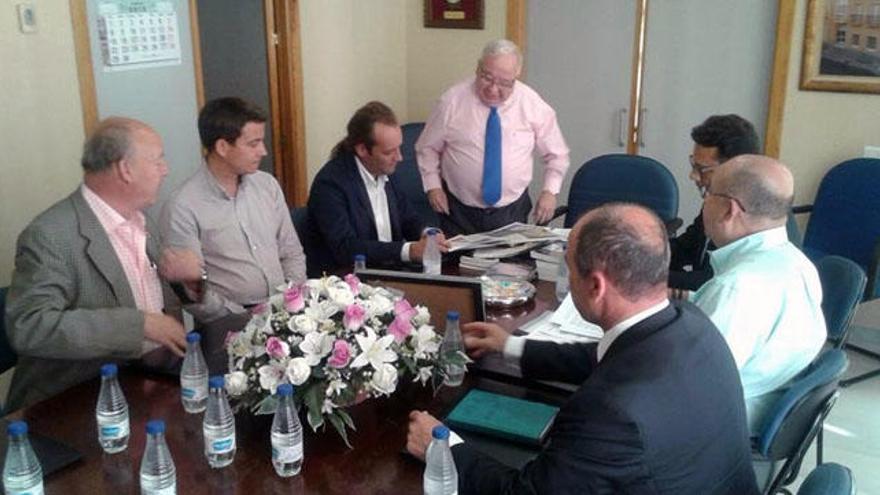 Cassá, ayer, en un momento de su reunión con la Federación de Peñas.