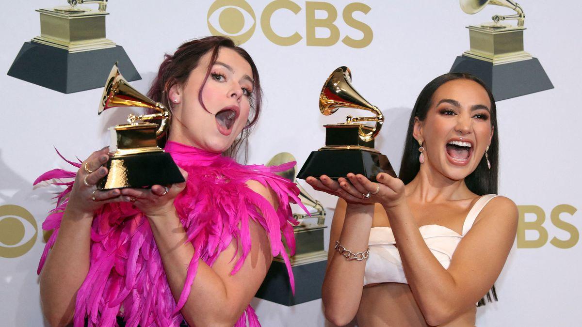 Emily Bear y Abigail Barlow posan con sus Grammys.