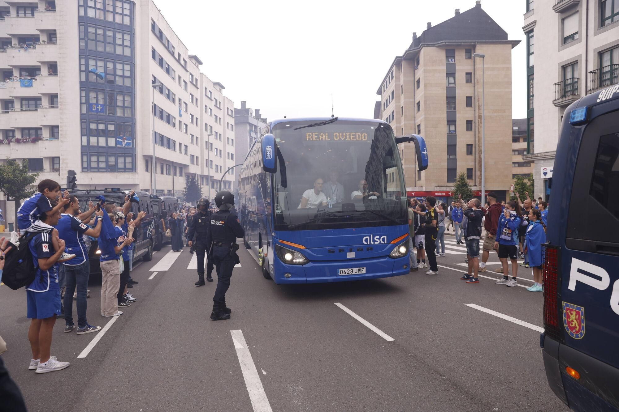 EN IMÁGENES: Espectacular recibimiento de la afición del Oviedo a su equipo antes de la vuelta por el ascenso contra el Almería