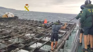 Rescatan a un hombre que se refugió en una batea tras naufragar con su velero en Boiro