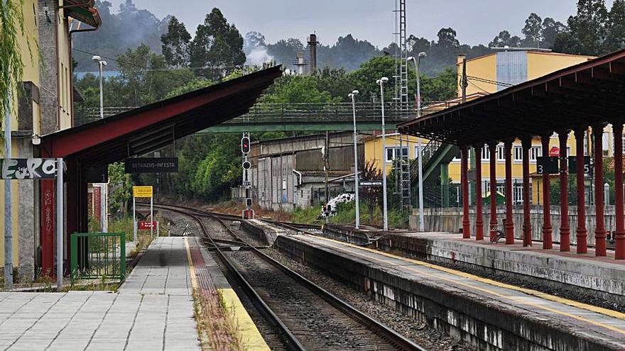 Estación de Infesta, que prevé suprimir la variante de Betanzos.   | // V. E.