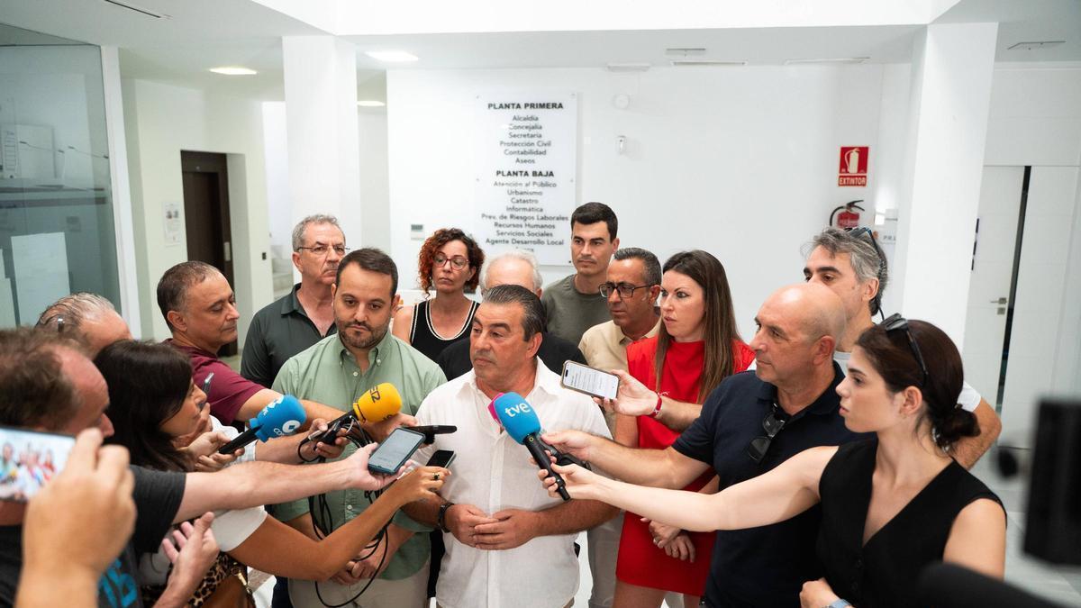 Juan Antonio Díaz, alcalde de Almaraz, atiende a los medios este viernes.