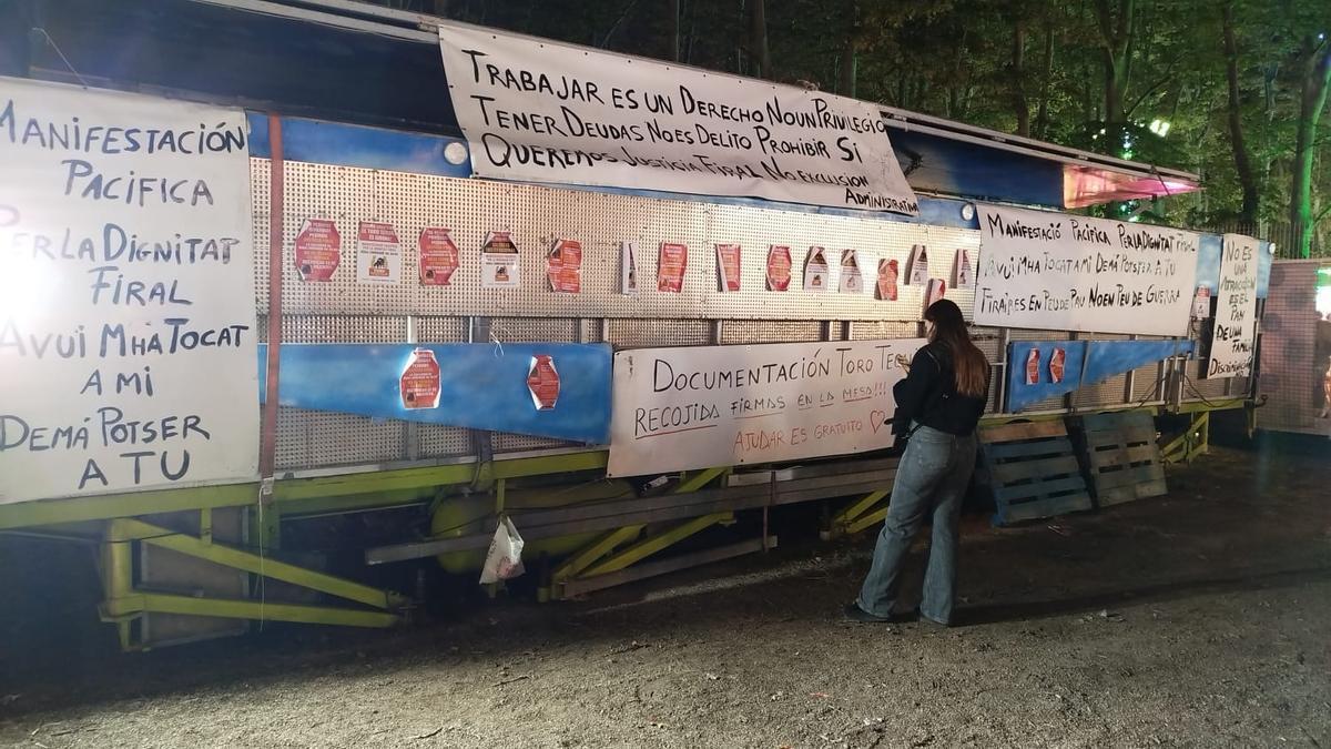La protesta per no poder obrir els toros mecànics per a adults durant les Fires de l'any passat.