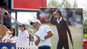 Pablo Larrazabal, en el Real Club de Golf El Prat, este jueves, con una imagen de Seve Ballesteros al fondo.