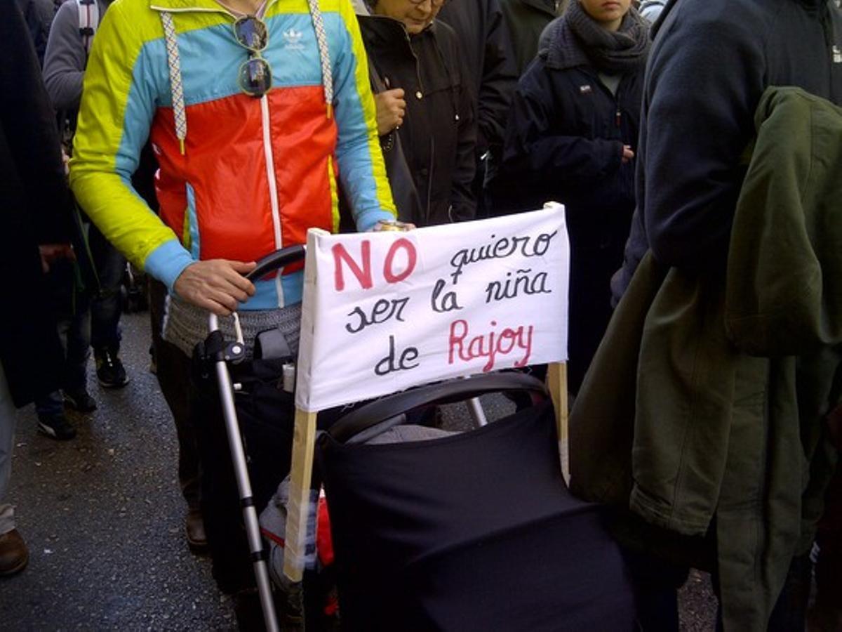 Un carret, a la manifestació de València, amb el lema ’No vull ser la nena de Rajoy’. FOTO: I. T.