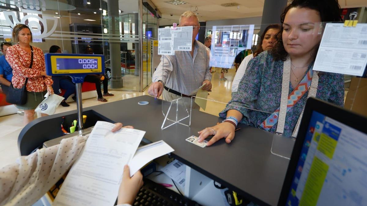 Proceso de petición del voto a distancia en una oficina de Correos,