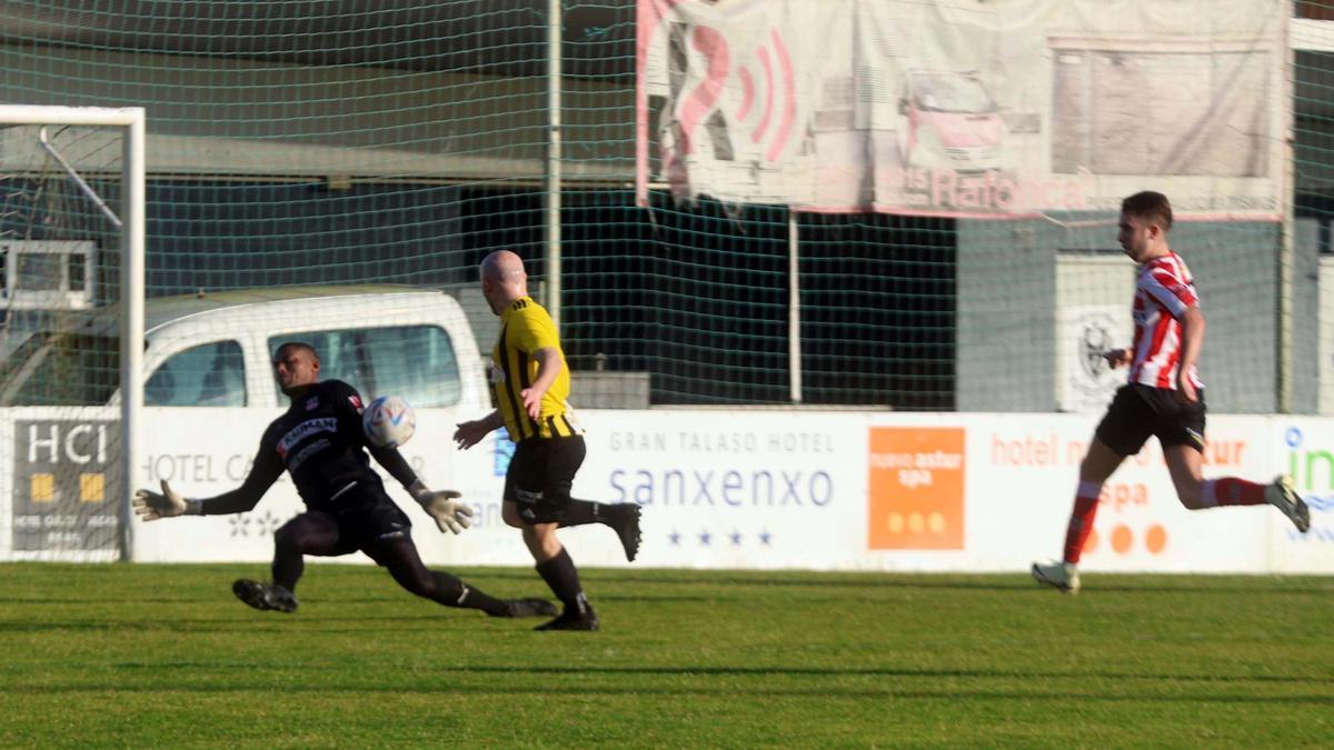 Cheri estrella un balón en el cuerpo de Adri en una de las oportunidades que tuvo.