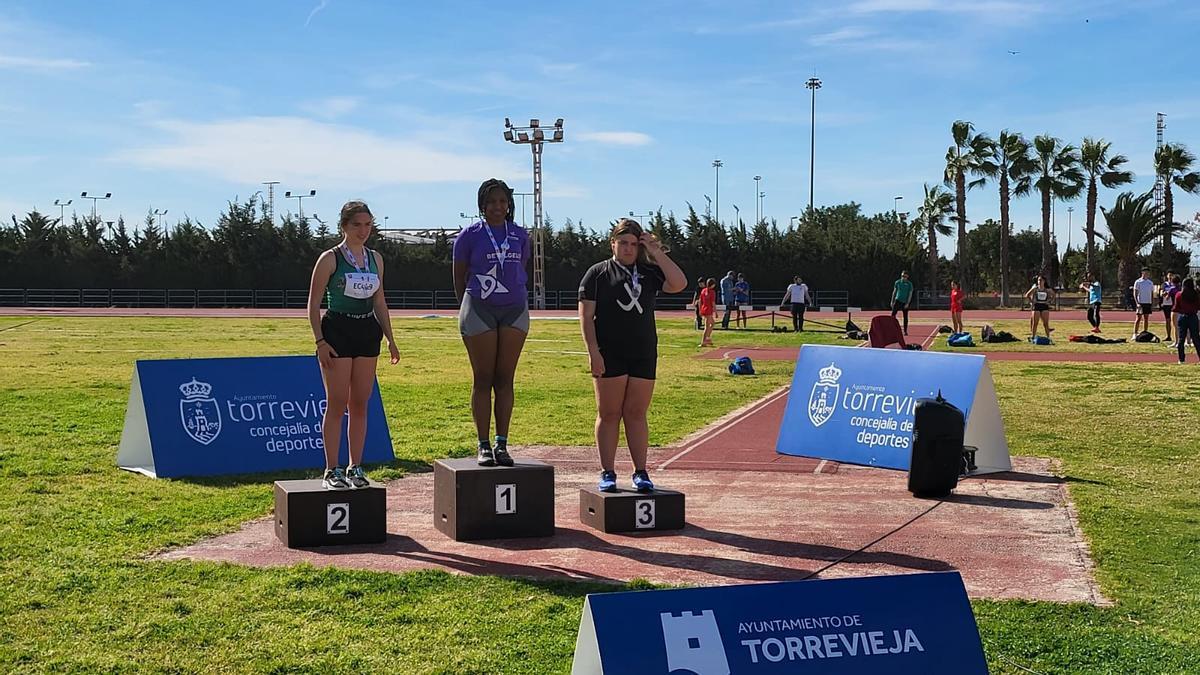 Andrea Castelló, en el centro, se proclamó campeona autonómica en lanzamiento de disco