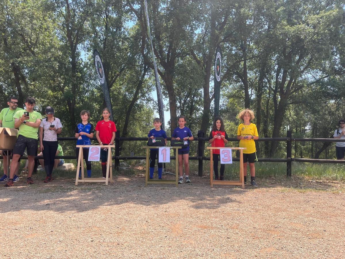 Atletas del CAX Orientació en el podio de las carreras disputadas en l'Alt Palància.