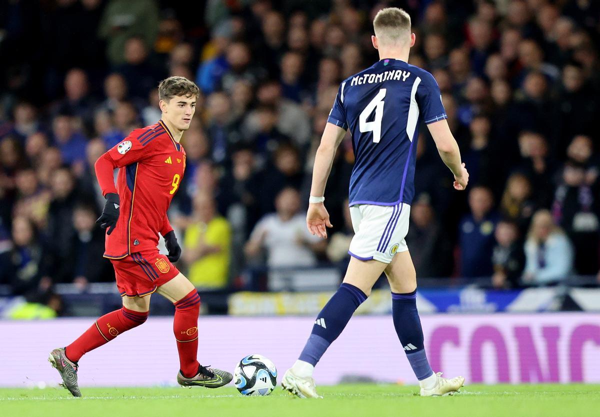 Glasgow (United Kingdom), 28/03/2023.- Gavi (L) of Spain in action against Scott McTominay of Scotland during the UEFA EURO 2024 qualification match between Scotland and Spain in Glasgow, Britain, 28 March 2023. (España, Reino Unido) EFE/EPA/Robert Perry