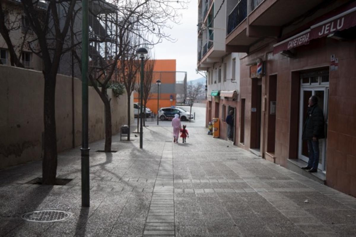 El passatge Sagrada Famíla de Singuerlín: a l’esquerra, l’escola; a la dreta, els bars focus del conflicte.