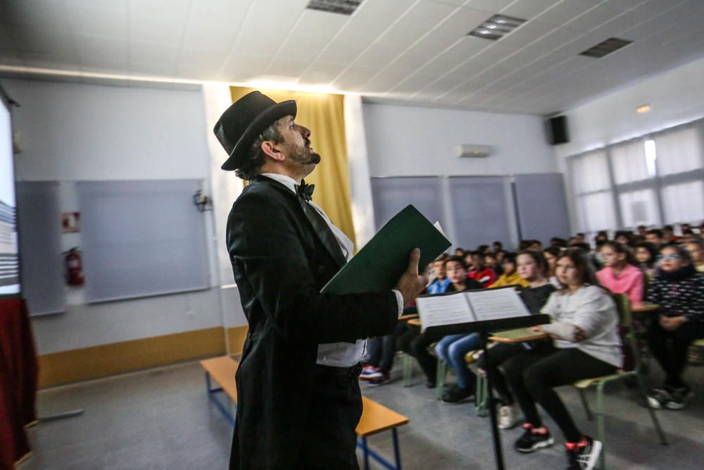 Los estudiantes del Colegio Nuestra Señora del Rosario de Torrevieja conocen la lírica de la mano de Pablo López en un programa que recorre todos los colegios públicos de la ciudad de la mano del Patr