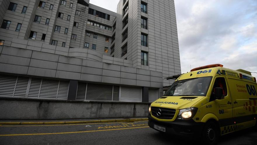 Una ambulancia llega al Hospital Montecelo.