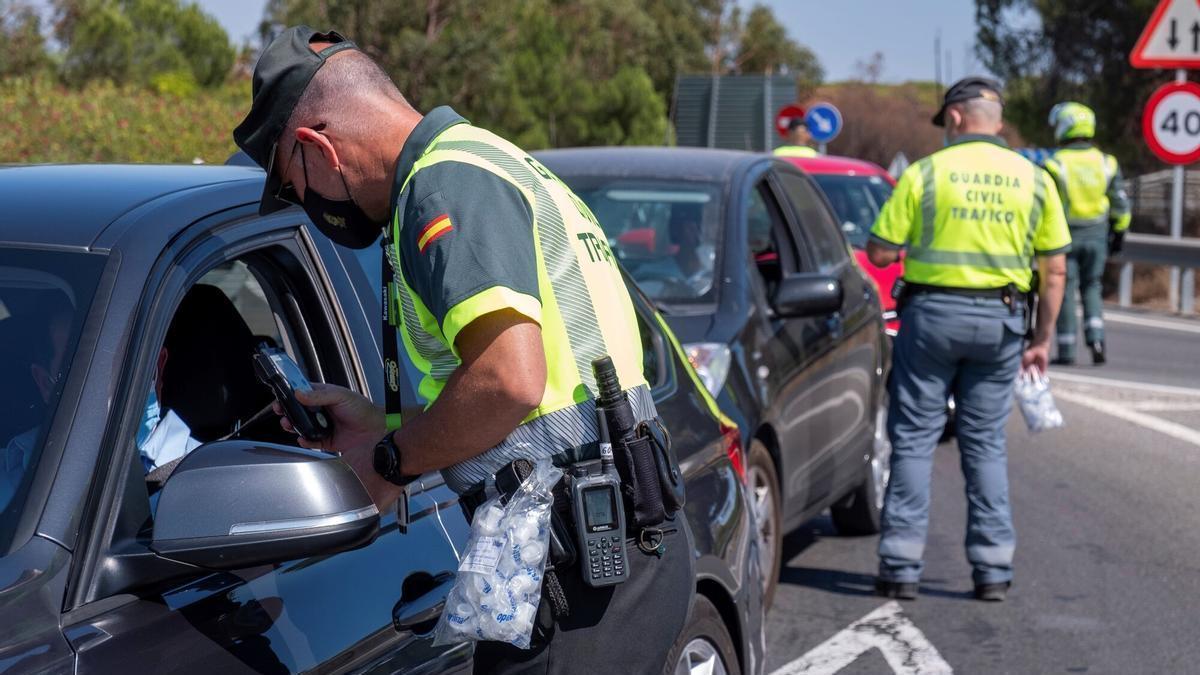 Agentes de la Guardia Civil de Tráfico realizan pruebas