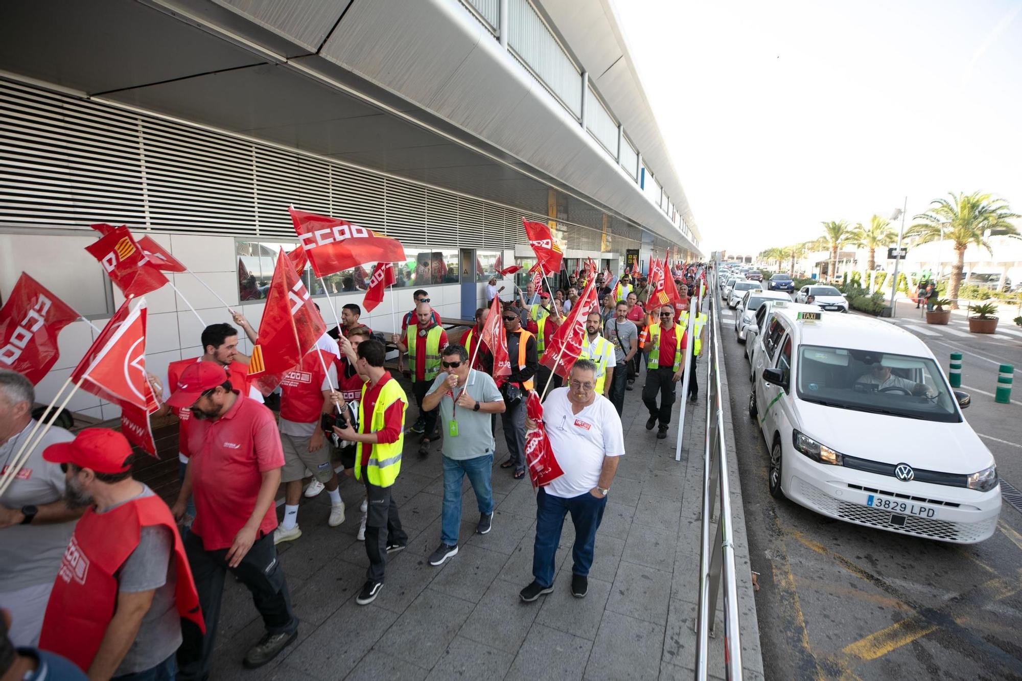 Descubre las mejores fotos de la concentración de trabajadores de Iberia en el aeropuerto de Ibiza