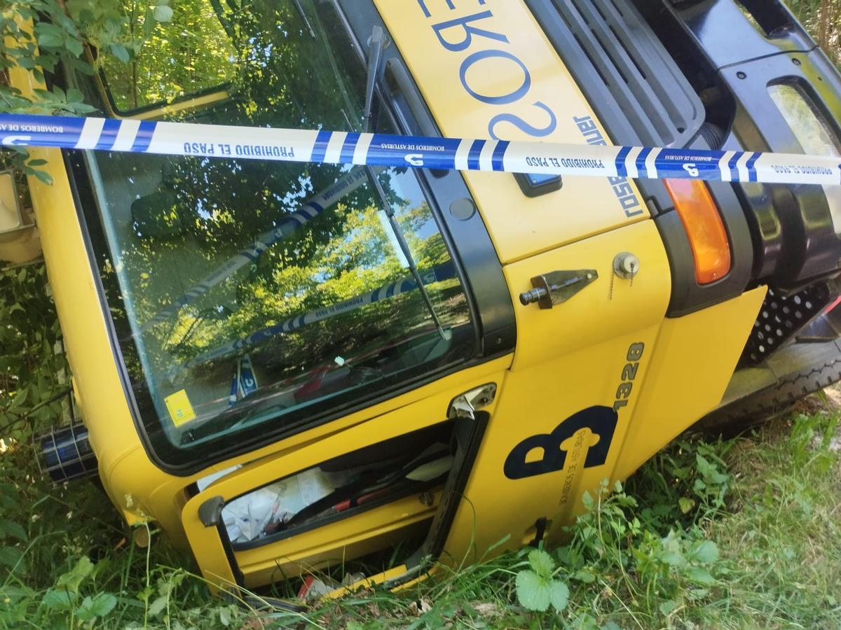 En imágenes, el camión de Bomberos de Asturias volcado en la carretera AS-311, enGrado